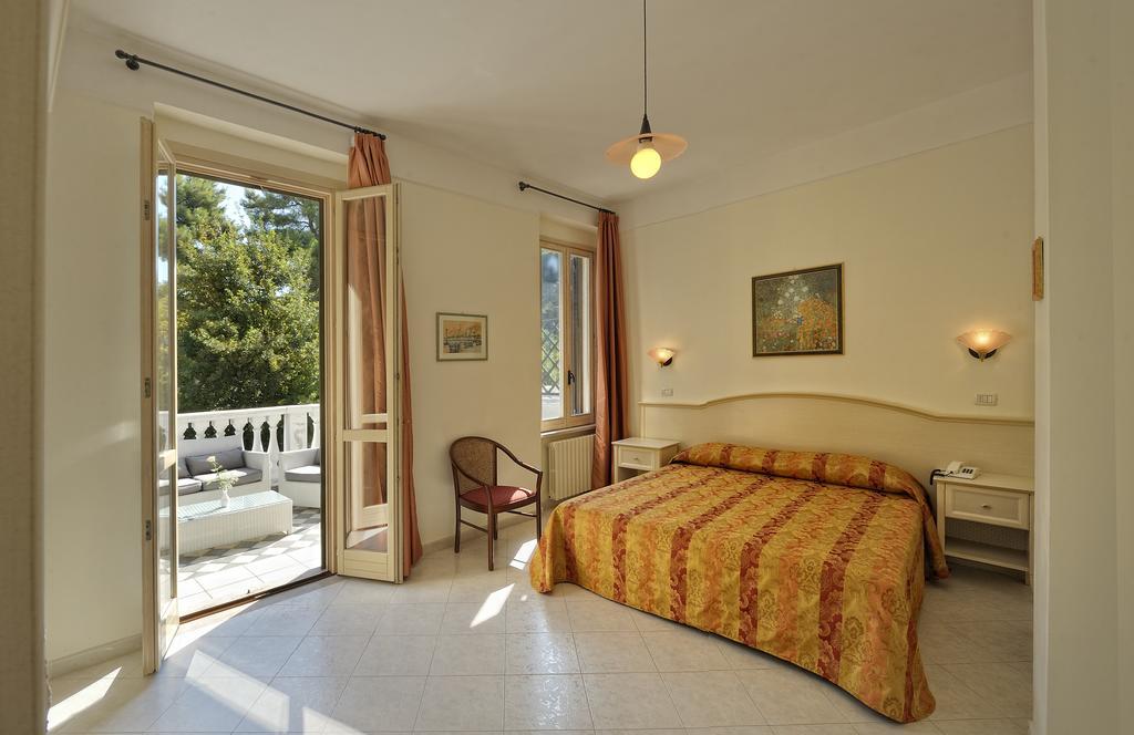 Park Hotel Villa Maria San Menaio Habitación foto