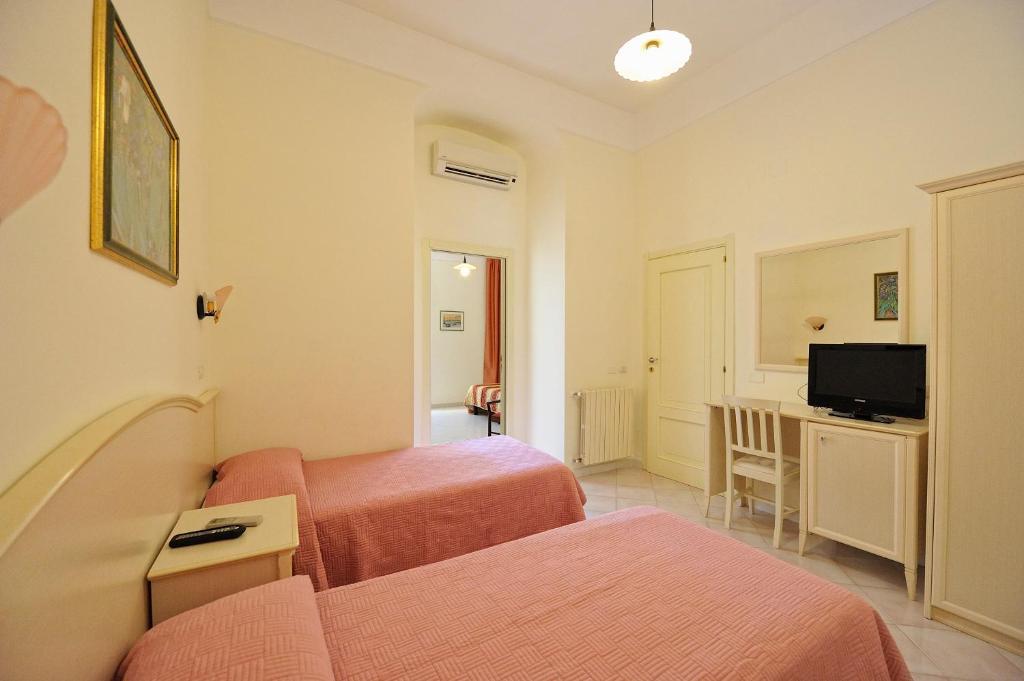 Park Hotel Villa Maria San Menaio Habitación foto